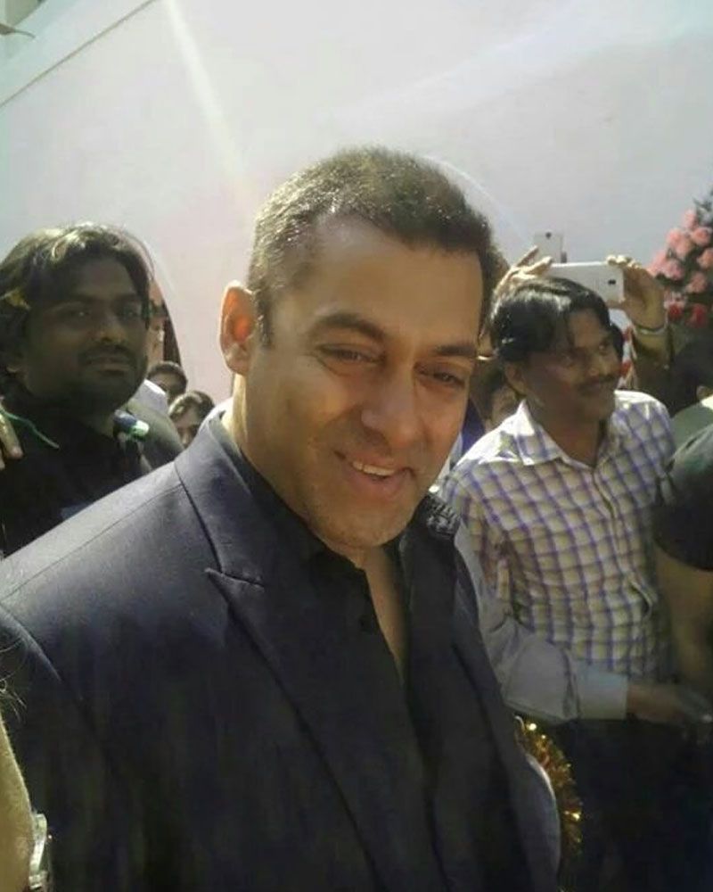 Salman Khan takes a break from Sultan to visit college and fly a plane in Gondia Salman Khan takes a break from Sultan to visit college and fly a plane in Gondia