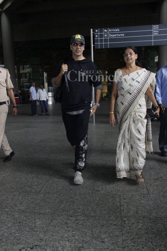 Kangana, Neha, Amy and other celebs spotted at the airport Kangana, Neha, Amy and other celebs spotted at the airport