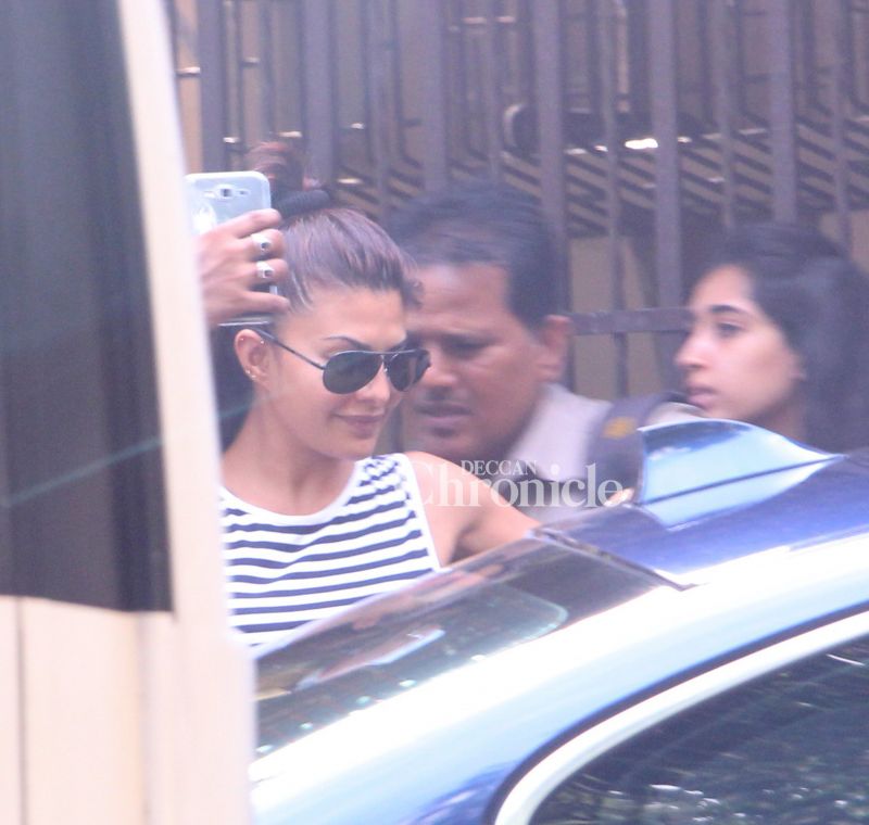 Jacqueline Fernandez not cool with being hounded by the paparazzi