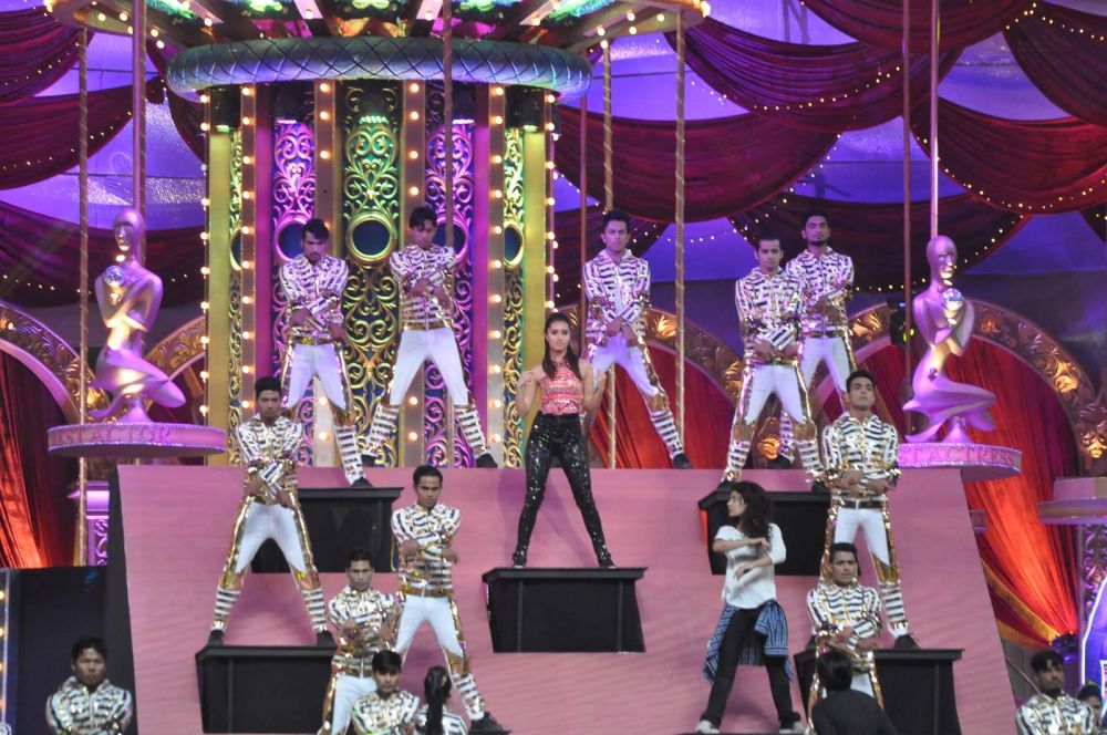 Varun Dhawan and Shraddha Kapoor to recreate ABCD2 magic at award show Varun Dhawan and Shraddha Kapoor to recreate ABCD2 magic at award show