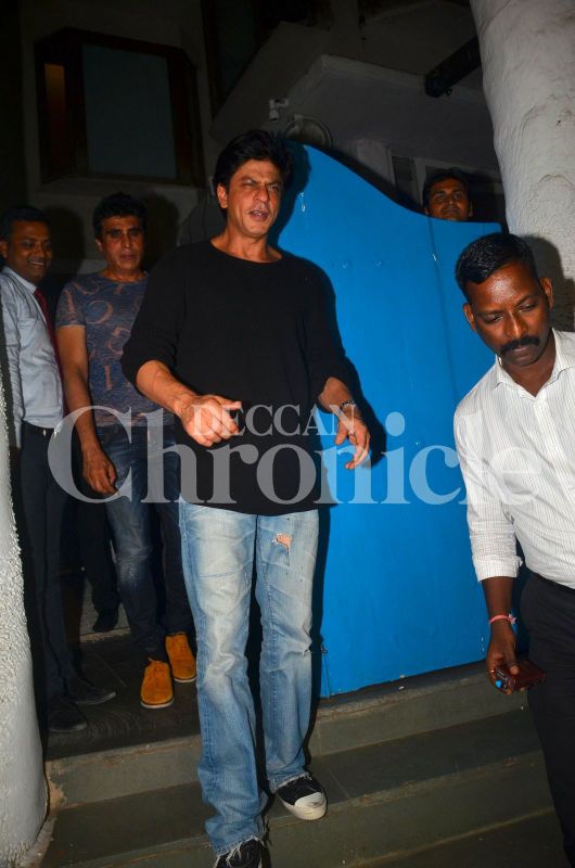 Post holiday with family, Shah Rukh Khan dines out with friends