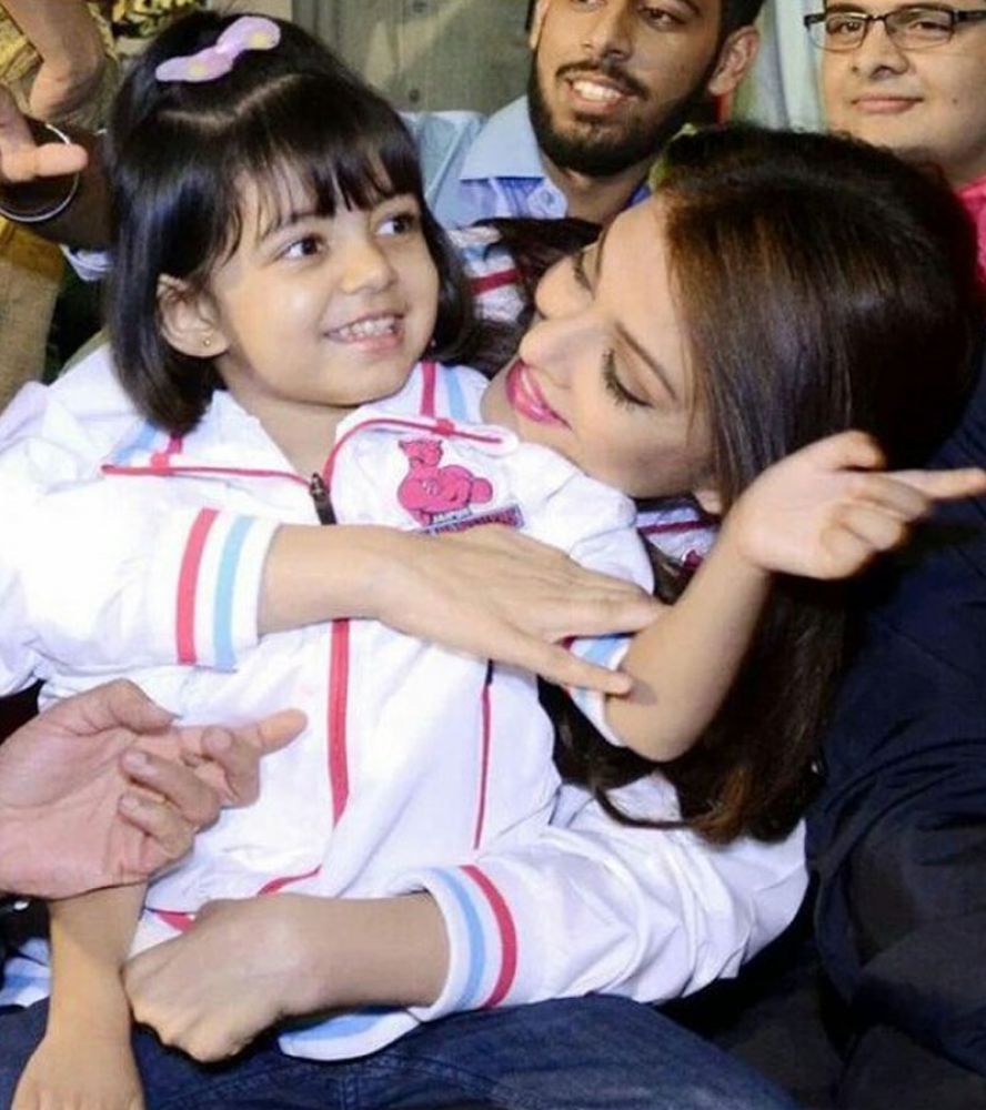 Aaradhya stuck close to mommy Aishwarya and pointed out to the screen when the cameras pointed