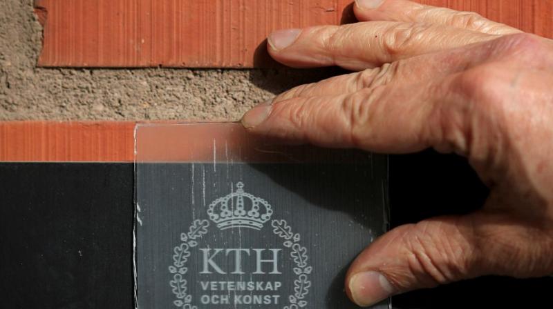 The sample of the transperent wood meterial. ( Photo: KTH) The sample of the transperent wood meterial. ( Photo: KTH)
