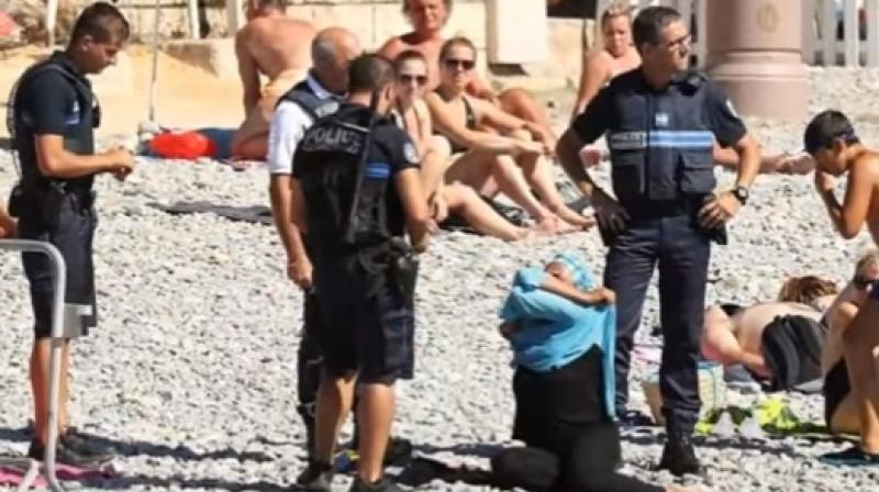Pictures showed Siam being accosted and surrounded uniformed cops. She is then seen removing her top. (Photo: Video grab) Pictures showed Siam being accosted and surrounded uniformed cops. She is then seen removing her top. (Photo: Video grab)